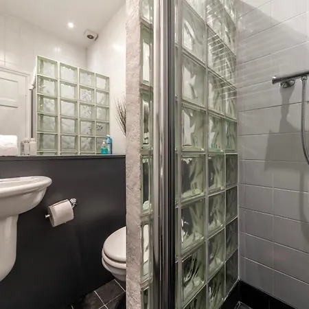 Secret Kensington Garden Mews: Spacious 2-bedroom House With Private Patio Holiday home London