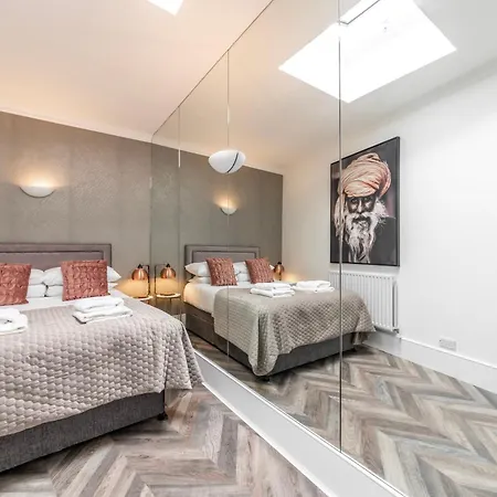 Сasa de vacaciones The Secret Kensington Garden Mews-2 Bedroom Full House-2 Train Lines- Spacious-kings Road- Harrods -chelsea Stadium-private Small Patio