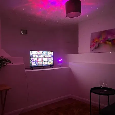 Entire 2 Bed Flat 10 Mins To Central Apartment *
