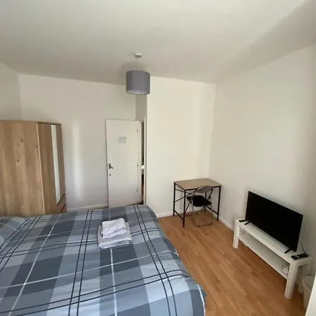 Entire 2 Bed Flat 10 Mins To Central Apartment *
