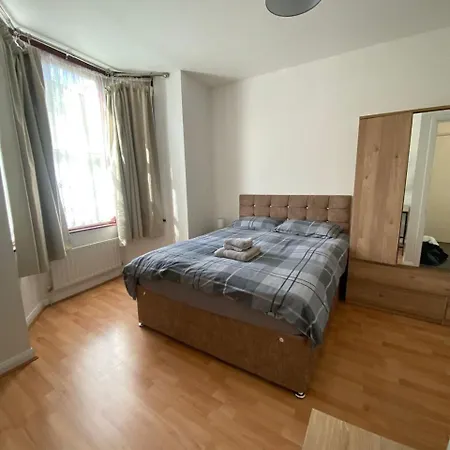 Apartment Entire 2 Bed Flat 10 Mins To Central London