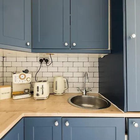 Olympia's Torch 1 Bedroom In Kensington Apartment *