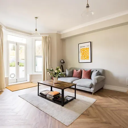 Olympia's Torch 1 Bedroom In Kensington Apartment London
