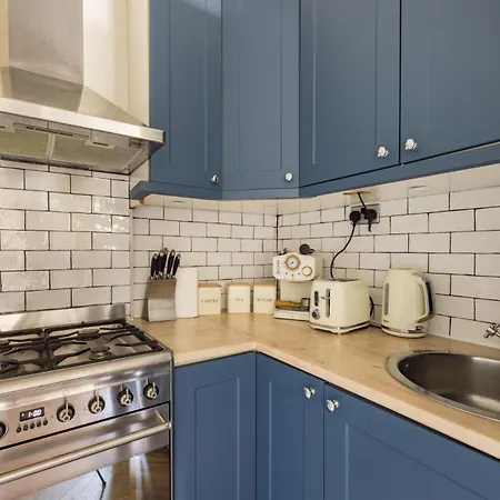 Olympia's Torch 1 Bedroom In Kensington Apartment London