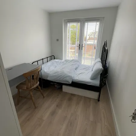 Brand New Suit 10 Min To Walk Central Line!