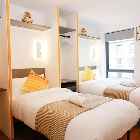 New Luxury In Location Next To Shops, Cafes, Bars & Metro 런던