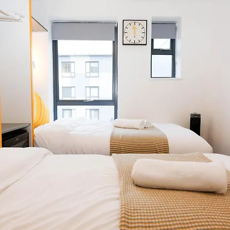 아파트 New Luxury In Location Next To Shops, Cafes, Bars & Metro