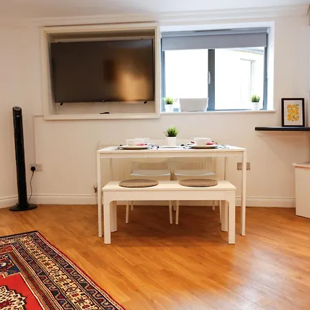New Luxury In Location Next To Shops, Cafes, Bars & Metro 런던