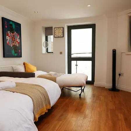 New Luxury In Location Next To Shops, Cafes, Bars & Metro 아파트 런던