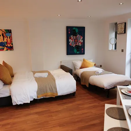 New Luxury In Location Next To Shops, Cafes, Bars & Metro 아파트