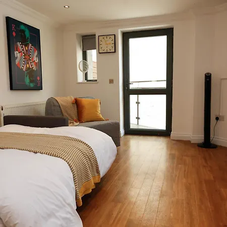 아파트 New Luxury In Location Next To Shops, Cafes, Bars & Metro *