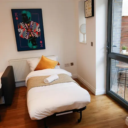 New Luxury In Location Next To Shops, Cafes, Bars & Metro *