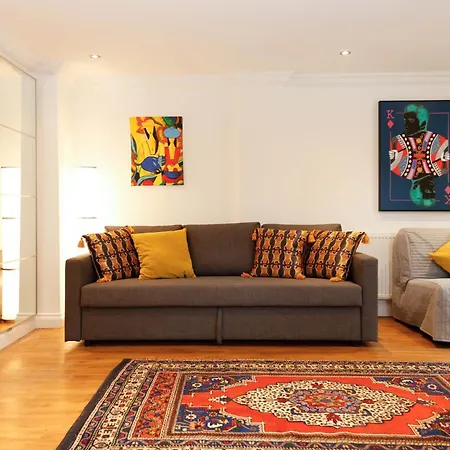아파트 New Luxury In Location Next To Shops, Cafes, Bars & Metro 런던