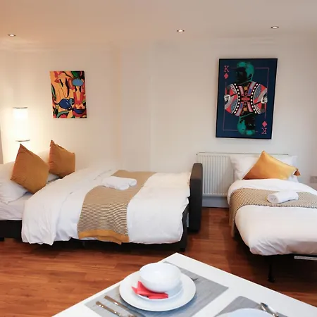 New Luxury In Location Next To Shops, Cafes, Bars & Metro 아파트 런던