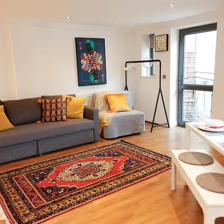 아파트 New Luxury In Location Next To Shops, Cafes, Bars & Metro 런던