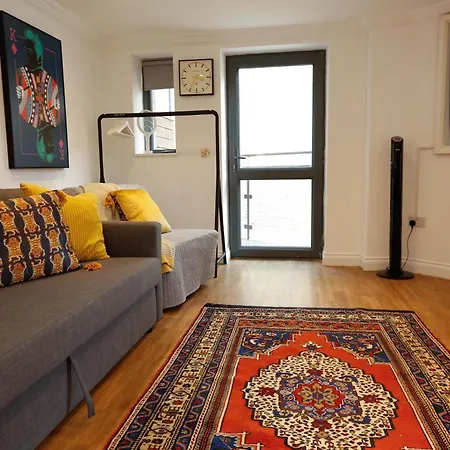 아파트 New Luxury In Location Next To Shops, Cafes, Bars & Metro