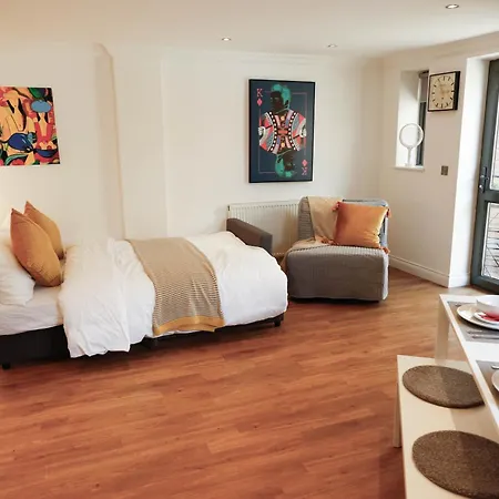 New Luxury In Location Next To Shops, Cafes, Bars & Metro 런던
