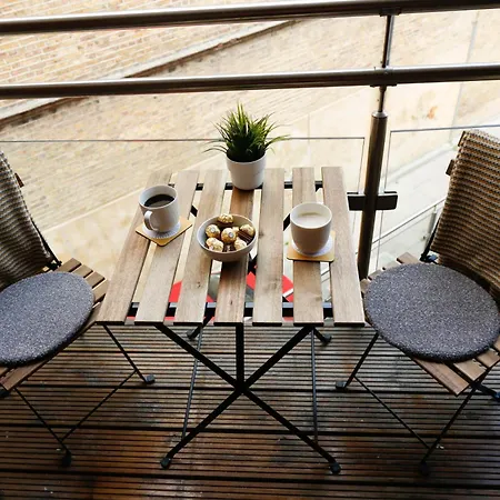 New Luxury In Location Next To Shops, Cafes, Bars & Metro 아파트 *