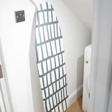 Oakleigh House, 3 Bedroom, Free Parking Apartment *