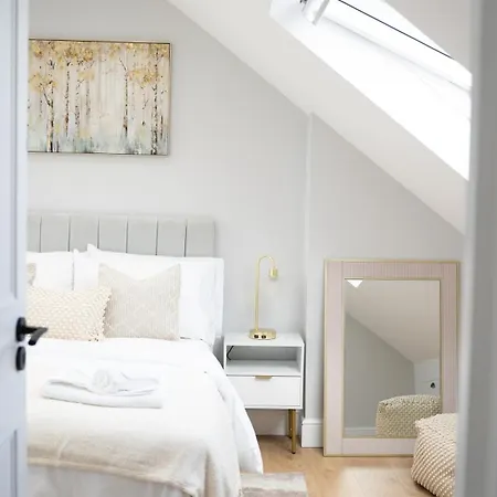 Oakleigh House, 3 Bedroom, Free Parking