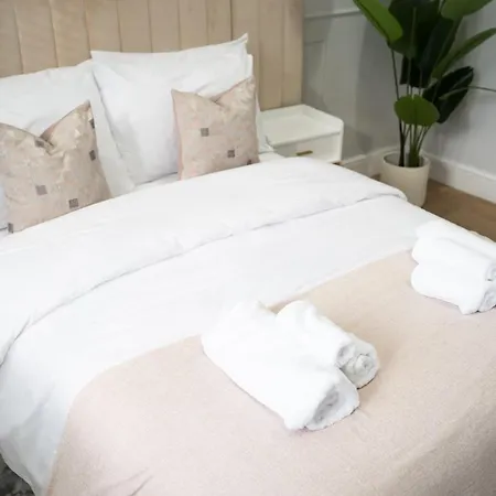 Oakleigh House, 3 Bedroom, Free Parking