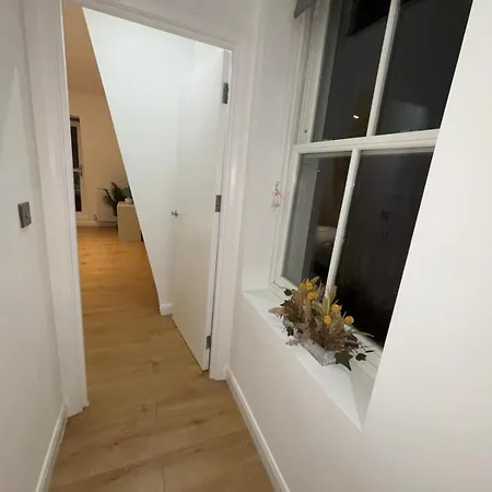 In Battersea Near Power Station/london Eye Bs3