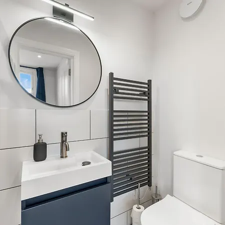 Peaceful Retreat With Balcony - Sleeps 9 *