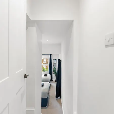 Peaceful Retreat With Balcony - Sleeps 9 London