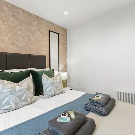 Peaceful Retreat With Balcony - Sleeps 9 * London