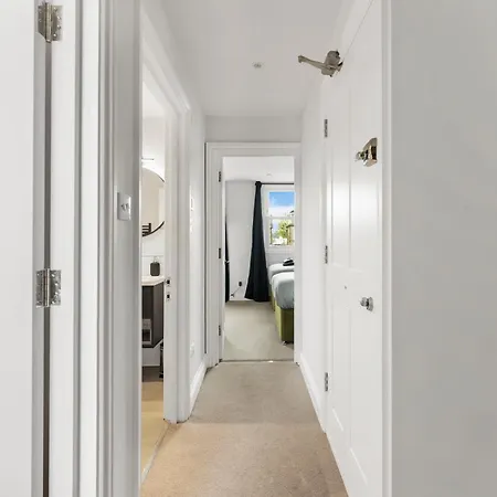 Peaceful Retreat With Balcony - Sleeps 9 Apartment