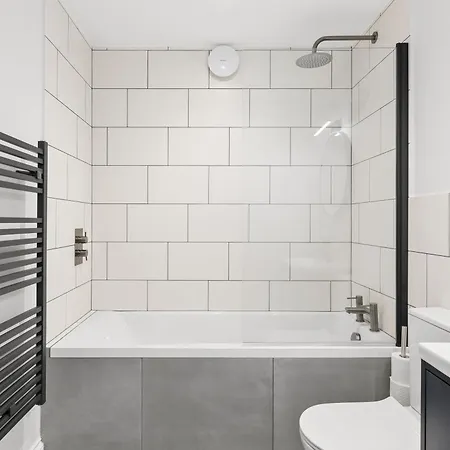 Peaceful Retreat With Balcony - Sleeps 9