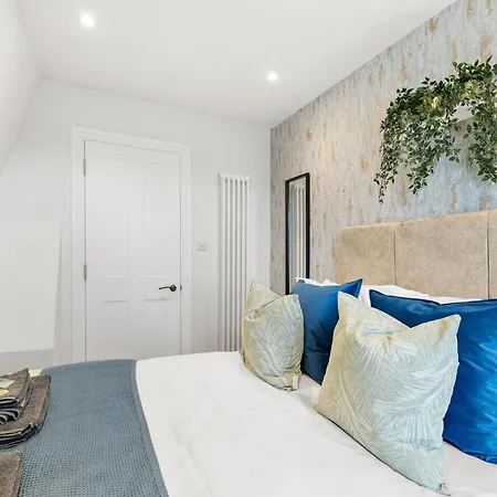 Peaceful Retreat With Balcony - Sleeps 9 Apartment *