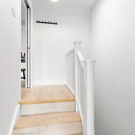 Peaceful Retreat With Balcony - Sleeps 9 Apartment London