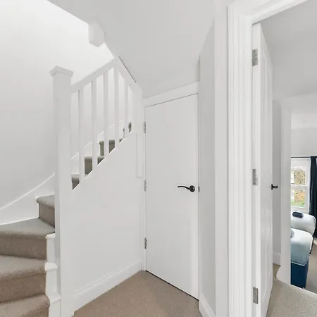 Peaceful Retreat With Balcony - Sleeps 9 London