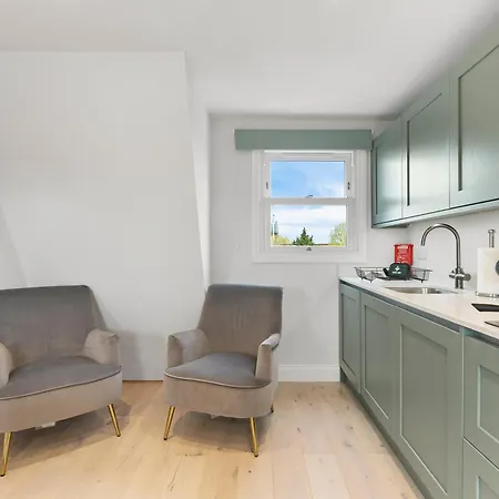 Peaceful Retreat With Balcony - Sleeps 9 Apartment