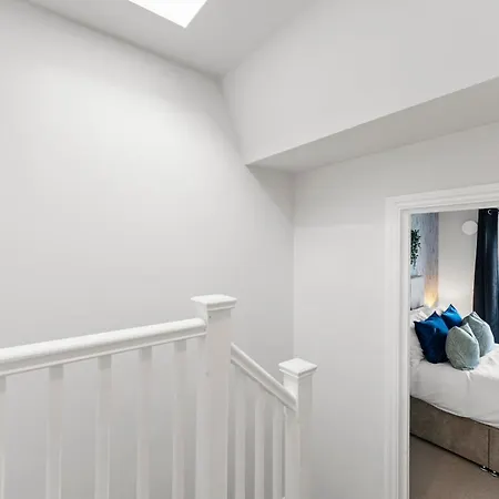 Peaceful Retreat With Balcony - Sleeps 9 London