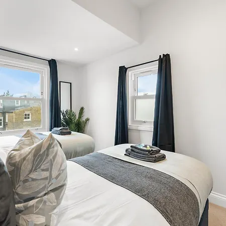 Apartment Peaceful Retreat With Balcony - Sleeps 9 *