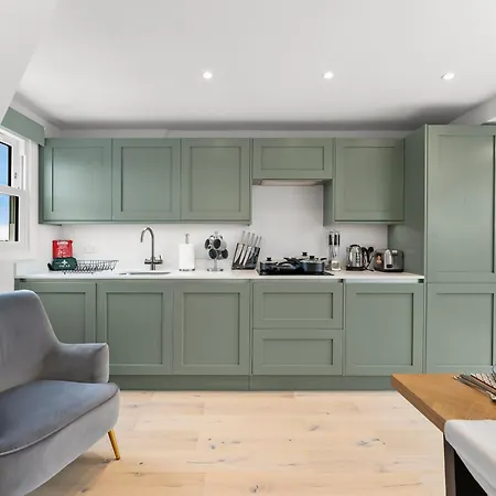 Peaceful Retreat With Balcony - Sleeps 9 Apartment London