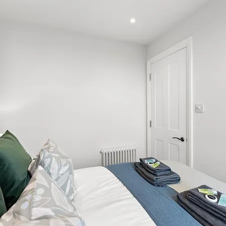 Apartment Peaceful Retreat With Balcony - Sleeps 9 *