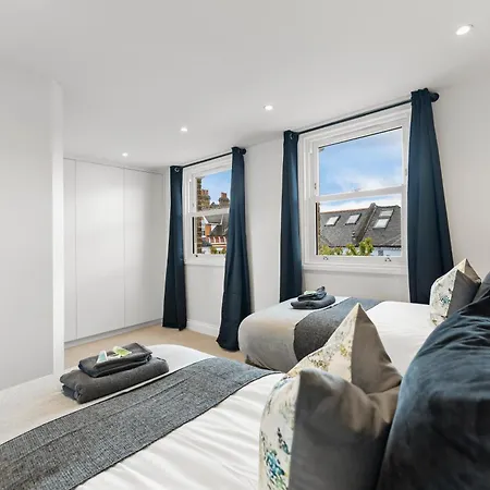 Peaceful Retreat With Balcony - Sleeps 9 Apartment *