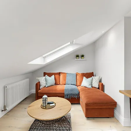 Peaceful Retreat With Balcony - Sleeps 9 * London