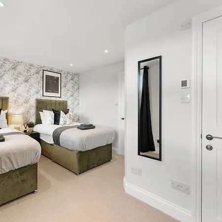 Peaceful Retreat With Balcony - Sleeps 9 London