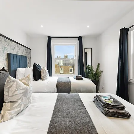 Peaceful Retreat With Balcony - Sleeps 9 * London