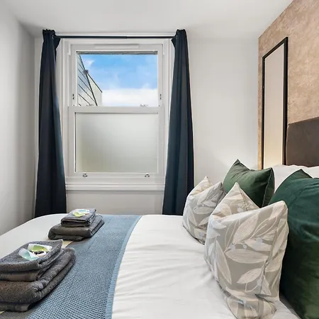 Apartment Peaceful Retreat With Balcony - Sleeps 9