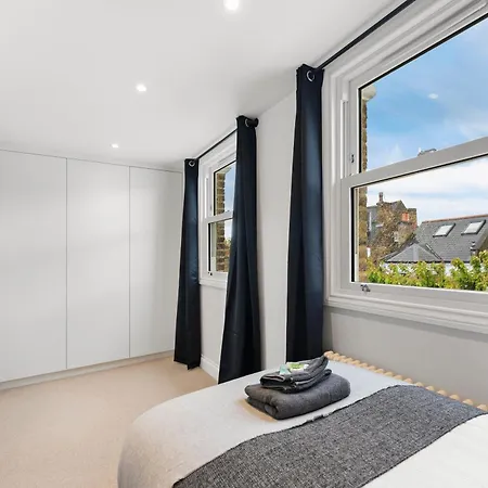 Apartment Peaceful Retreat With Balcony - Sleeps 9 London