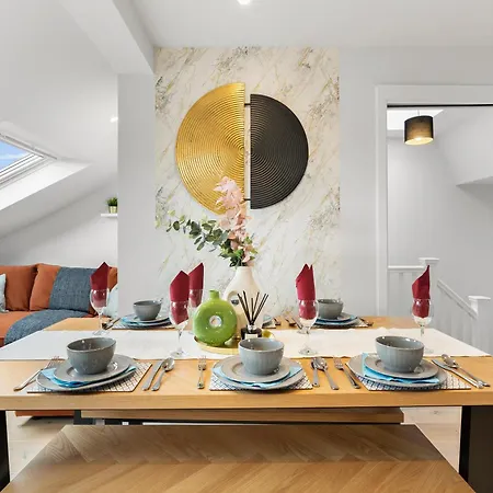 Peaceful Retreat With Balcony - Sleeps 9 * London