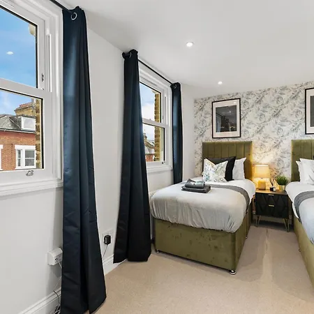 Peaceful Retreat With Balcony - Sleeps 9 Apartment