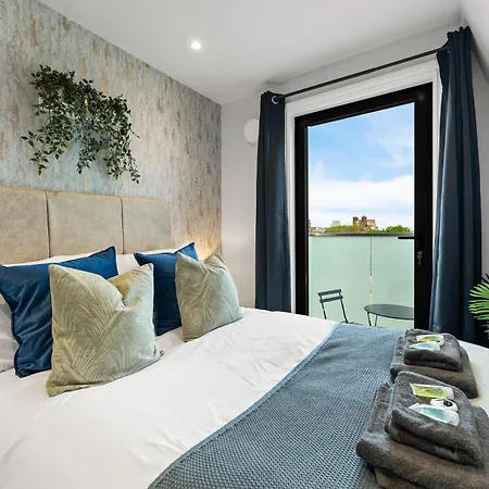 Apartment Peaceful Retreat With Balcony - Sleeps 9 *