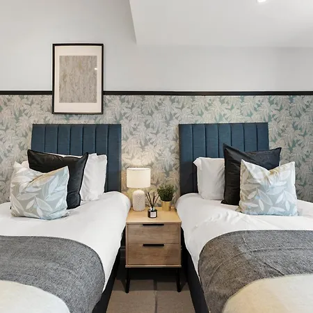 Peaceful Retreat With Balcony - Sleeps 9 *