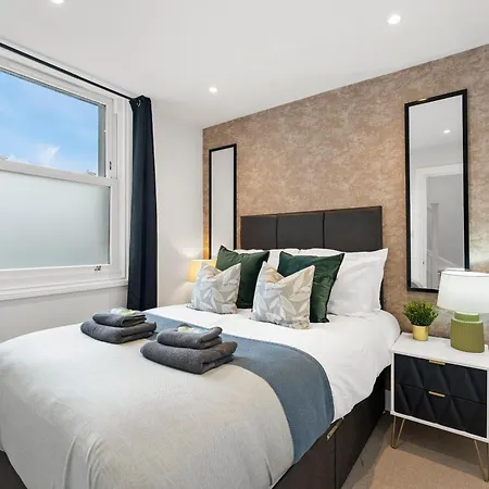 Peaceful Retreat With Balcony - Sleeps 9 Apartment *